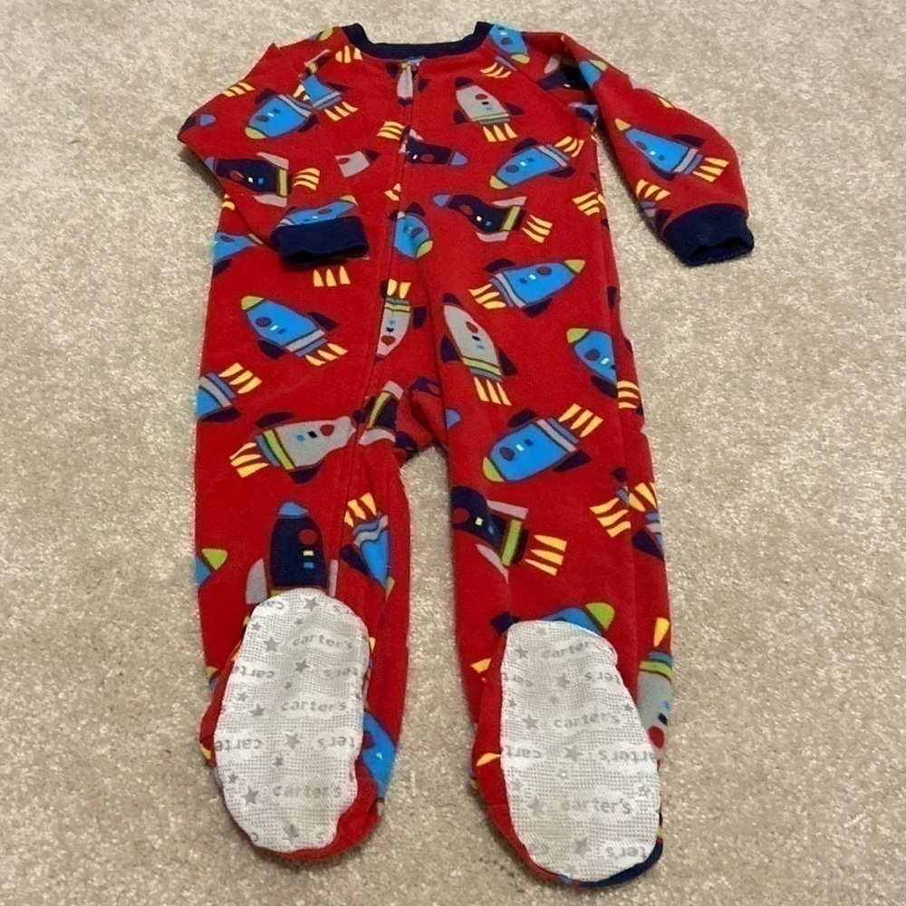 𝅺CARTER’S 2T Fleece Footed Space Pajamas